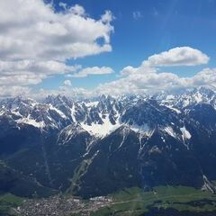 Flugwegposition um 12:56:58: Aufgenommen in der Nähe von 39034 Toblach, Südtirol, Italien in 3182 Meter